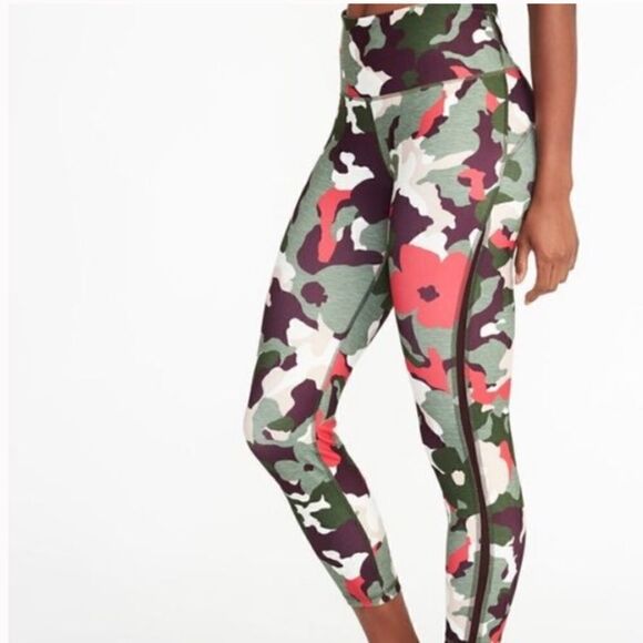 Old Navy Active Go Dry Floral Camo Capri Legging NEW - Picture 1 of 12